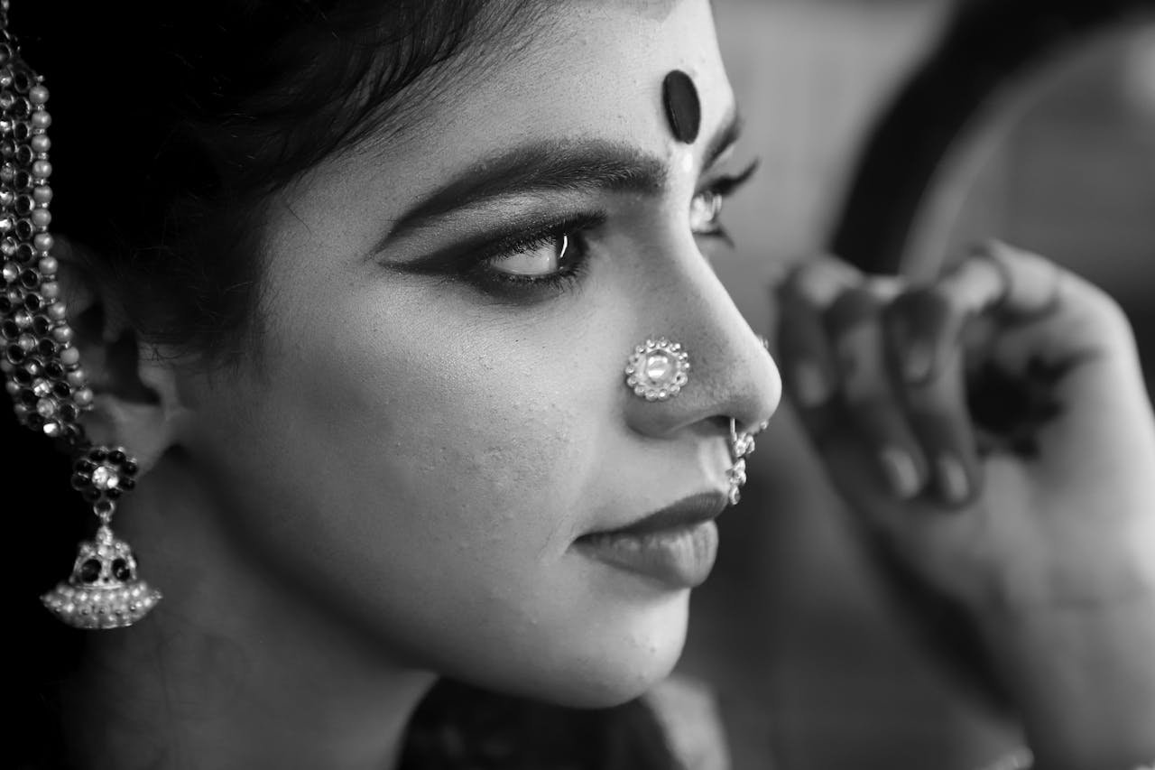 elegant-black-and-white-portrait-of-woman-with-jewelry-32559729